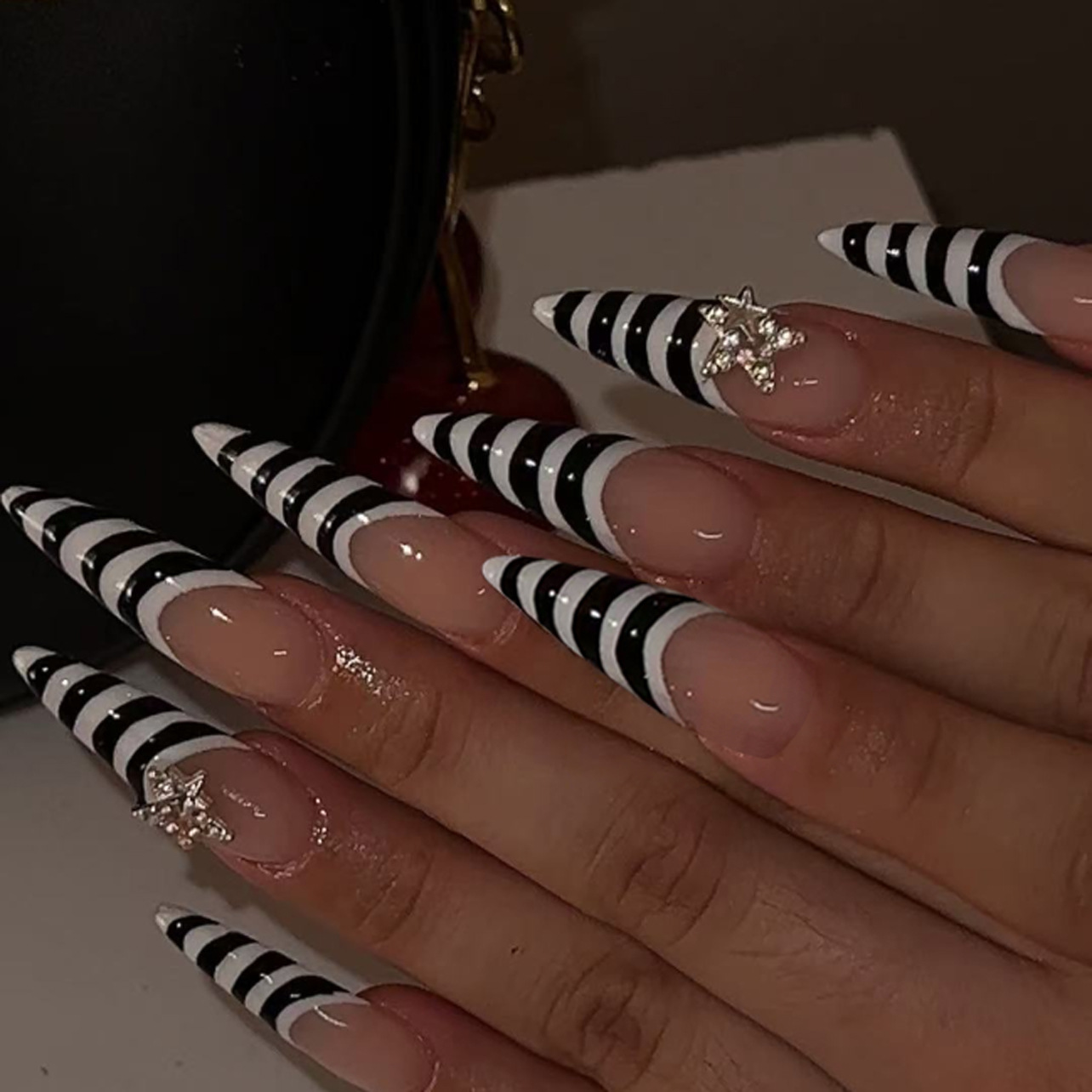Nail Art Zebra - เล็บปลอมลายม้าลายขาวดำ 24 ชิ้น แบบยาวปลายแหลม สไตล์ฝรั่งเศส สาวแซ่บ