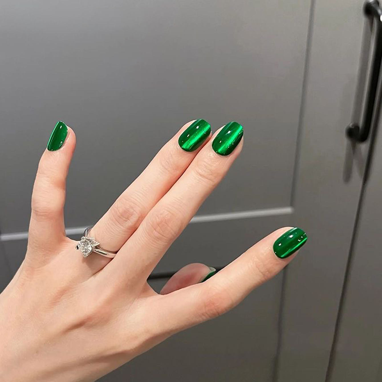 ยาทาเล็บเจลสีเขียวมรกตแบบตาแมว - Nail Art Emerald Green บทวิจารณ์และราคา