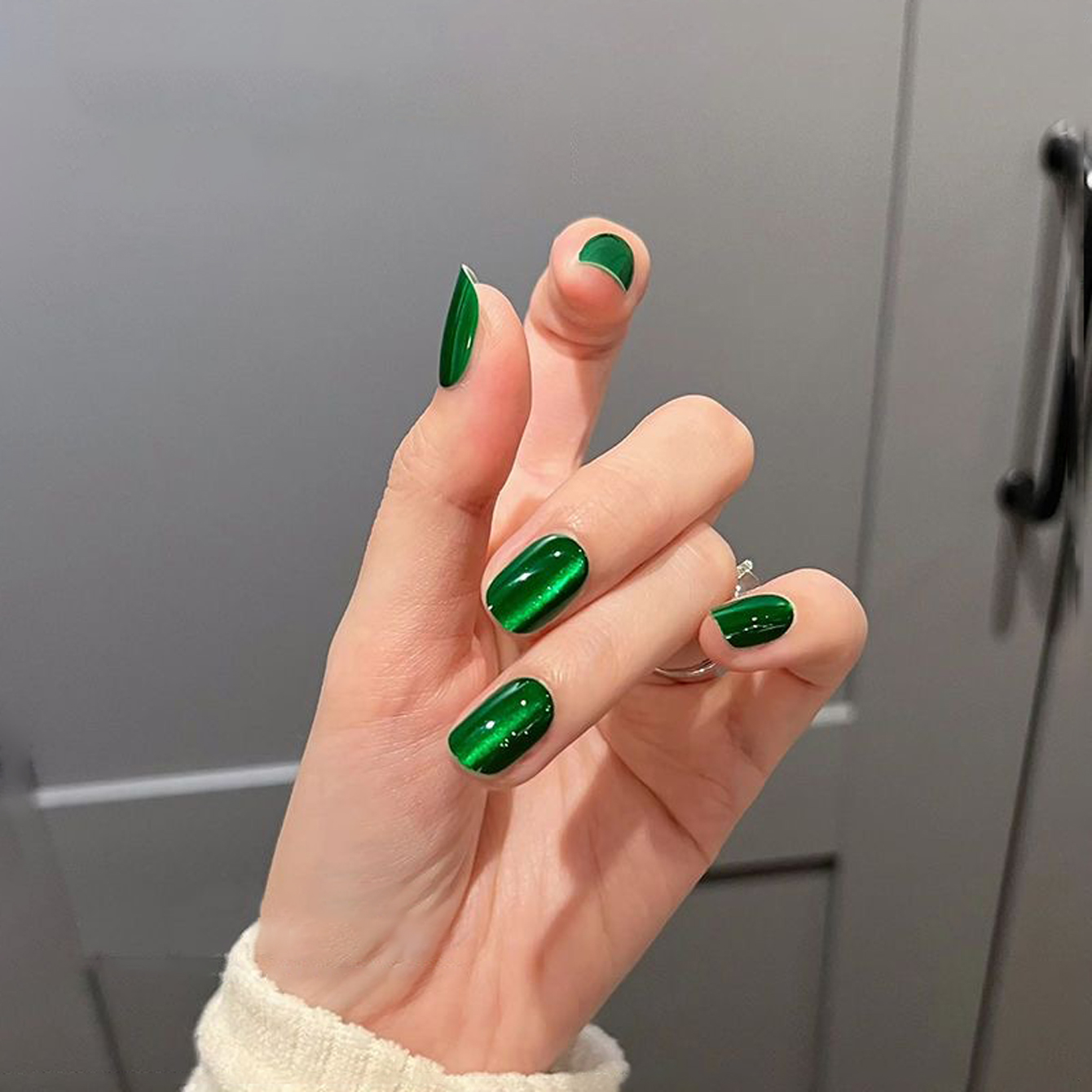 ยาทาเล็บเจลสีเขียวมรกตแบบตาแมว - Nail Art Emerald Green บทวิจารณ์และราคา