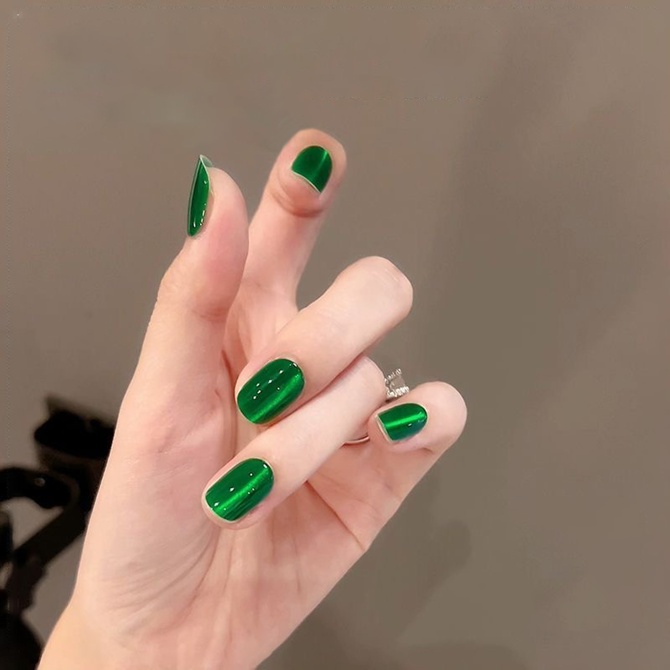 ยาทาเล็บเจลสีเขียวมรกตแบบตาแมว - Nail Art Emerald Green บทวิจารณ์และราคา
