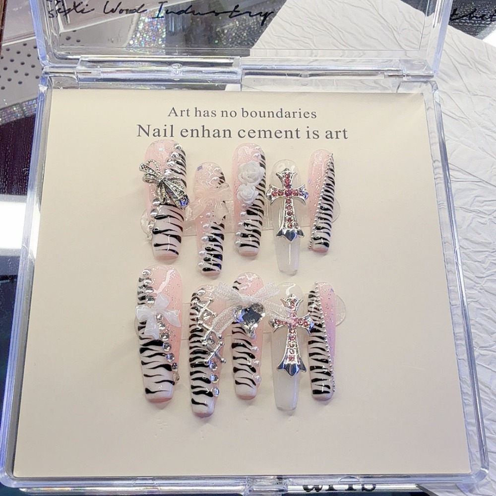 เล็บปลอมแบบกดติดลายม้าลายสีชมพ - Nail Art Zebra บทวิจารณ์และราคา