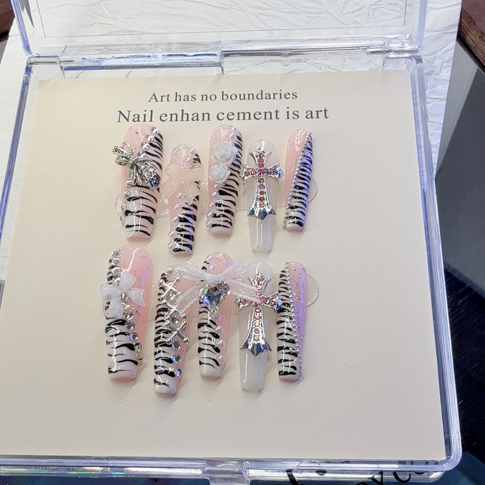 เล็บปลอมแบบกดติดลายม้าลายสีชมพ - Nail Art Zebra บทวิจารณ์และราคา